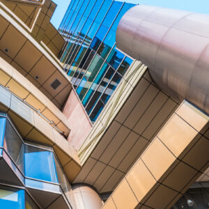 Jak inteligentna automatyka budynkowa pomaga napędzać falę renowacji w Polsce